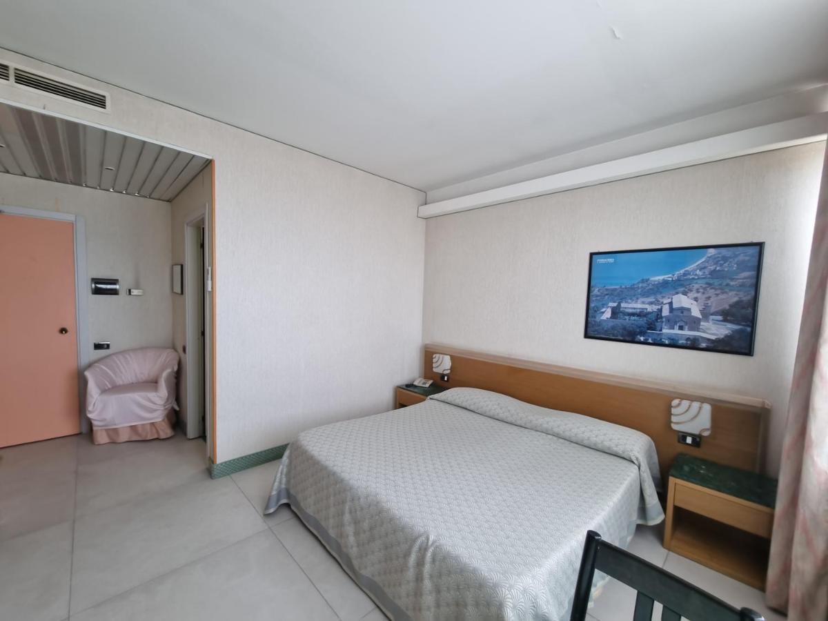 Hotel Thema Рокка-Сан-Джованні Екстер'єр фото